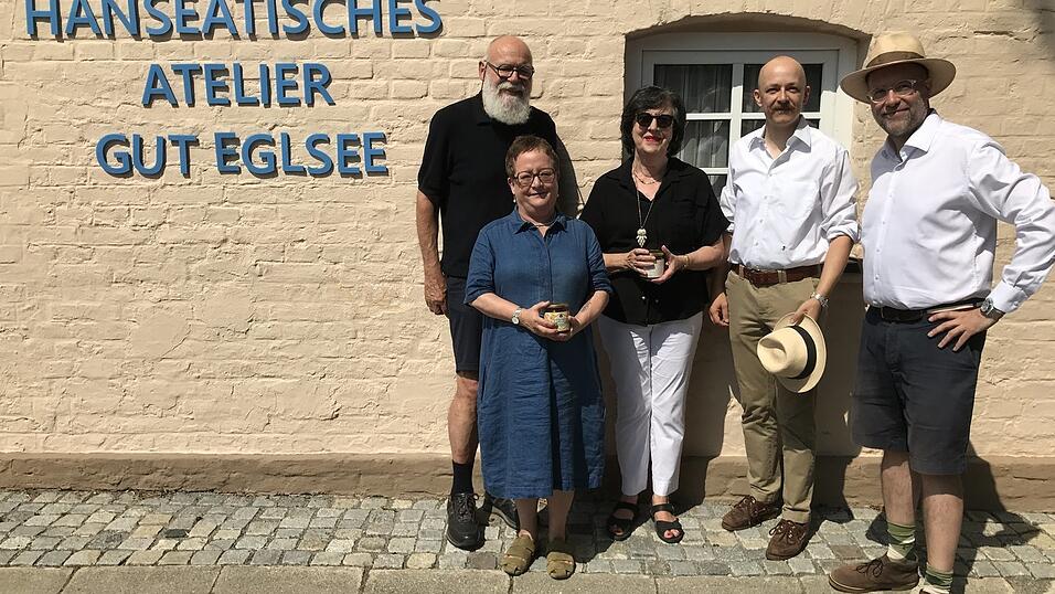 Laden am Sonntag, 13. September, zu einer außergewöhnlichen Kunstführung durch die Ateliers und zu den Kunstwerken auf Gut Eglsee ein (v.l.): Erich Gruber, Petra Neuberger, Hannelore Christ, Prof. Dr. Henning Böckemeier-Beckmann und Prof. Dr. Carl Christian Beckmann. Laden am Sonntag, 13. September, zu einer außergewöhnlichen Kunstführung durch die Ateliers und zu den Kunstwerken auf Gut Eglsee ein (v.l.): Erich Gruber, Petra Neuberger, Hannelore Christ, Prof. Dr. Henning Böckemeier-Beckmann und Prof. Dr. Carl Christian Beckmann.