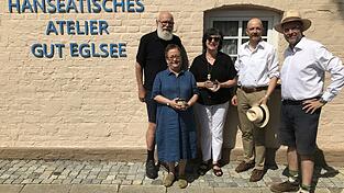 Laden am Sonntag, 13. September, zu einer außergewöhnlichen Kunstführung durch die Ateliers und zu den Kunstwerken auf Gut Eglsee ein (v.l.): Erich Gruber, Petra Neuberger, Hannelore Christ, Prof. Dr. Henning Böckemeier-Beckmann und Prof. Dr. Carl Christian Beckmann. Laden am Sonntag, 13. September, zu einer außergewöhnlichen Kunstführung durch die Ateliers und zu den Kunstwerken auf Gut Eglsee ein (v.l.): Erich Gruber, Petra Neuberger, Hannelore Christ, Prof. Dr. Henning Böckemeier-Beckmann und Prof. Dr. Carl Christian Beckmann.