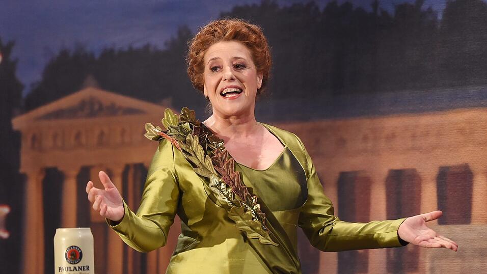 'Mama Bavaria' Luie Kinseher verteilte beim Nockherberg parteiübergreifend bösen Spott - besonders hart traf es Horst Seehofer und Markus Söder. 'Mama Bavaria' Luie Kinseher verteilte beim Nockherberg parteiübergreifend bösen Spott - besonders hart traf es Horst Seehofer und Markus Söder.