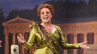 'Mama Bavaria' Luie Kinseher verteilte beim Nockherberg parteiübergreifend bösen Spott - besonders hart traf es Horst Seehofer und Markus Söder. 'Mama Bavaria' Luie Kinseher verteilte beim Nockherberg parteiübergreifend bösen Spott - besonders hart traf es Horst Seehofer und Markus Söder.