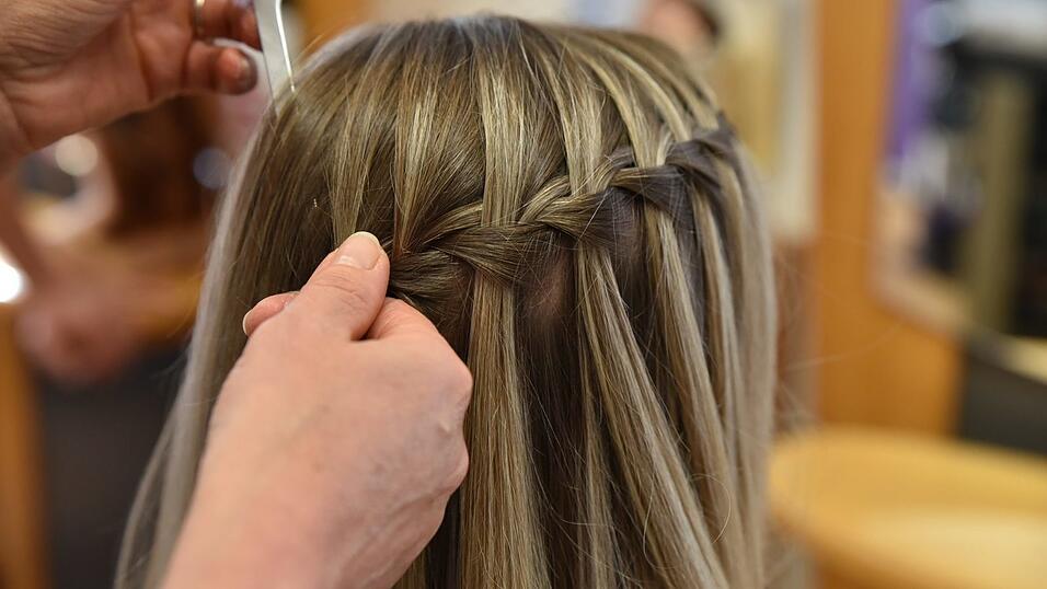 Am Hinterkopf angekommen, einen durchsichtigen Gummi nehmen und damit befestigen. Am Hinterkopf angekommen, einen durchsichtigen Gummi nehmen und damit befestigen.