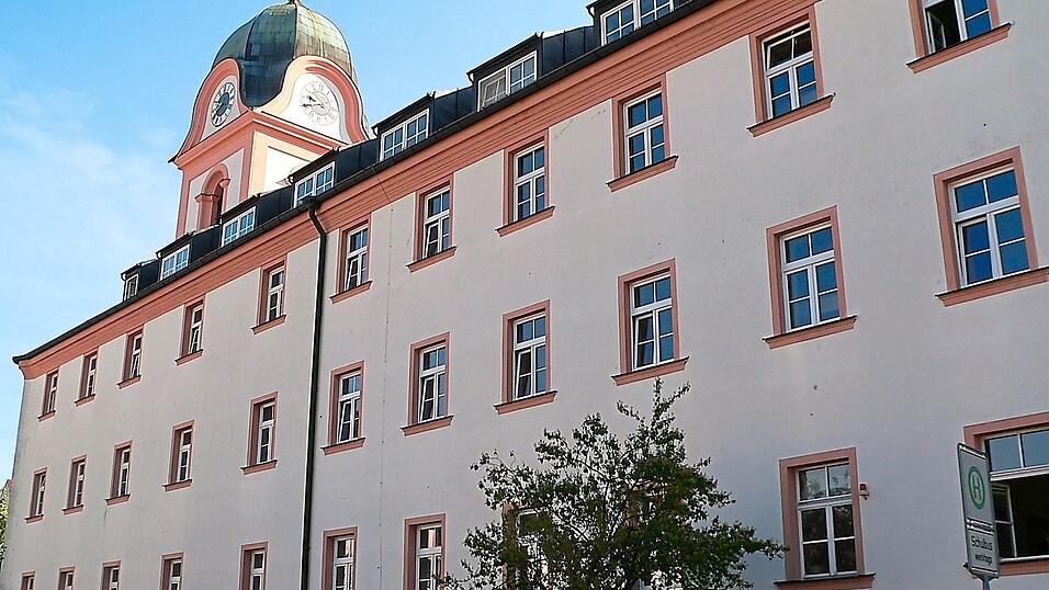 Ein Blick auf die Fassade des Johannes-Nepomuk-Gymnasiums. Am Gymnasium Rohr f&uuml;rchten Lehrer um ihre Stellen.