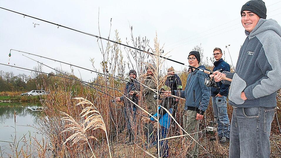 Petri Heil: An Nachwuchs fehlts den Ettlinger Angelfreunden nicht -am Vereinsgewässer wurde ihnen praktisches Angeln gezeigt. Petri Heil: An Nachwuchs fehlts den Ettlinger Angelfreunden nicht -am Vereinsgewässer wurde ihnen praktisches Angeln gezeigt.