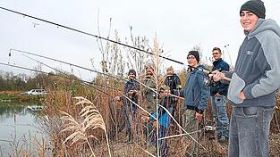 Petri Heil: An Nachwuchs fehlts den Ettlinger Angelfreunden nicht -am Vereinsgewässer wurde ihnen praktisches Angeln gezeigt. Petri Heil: An Nachwuchs fehlts den Ettlinger Angelfreunden nicht -am Vereinsgewässer wurde ihnen praktisches Angeln gezeigt.