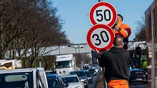 Ende Februar waren an der Landshuter Allee nach viel Hin und Her wieder Tempo-30-Schilder montiert worden. (Archivbild) Ende Februar waren an der Landshuter Allee nach viel Hin und Her wieder Tempo-30-Schilder montiert worden. (Archivbild)