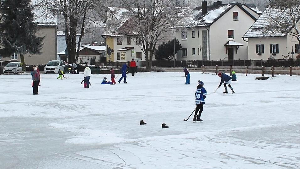 Auf der gefluteten Wiese in Mallersdorf trägt das Eis und es herrscht Eislaufbetrieb mit Abstand. Auf der gefluteten Wiese in Mallersdorf trägt das Eis und es herrscht Eislaufbetrieb mit Abstand.