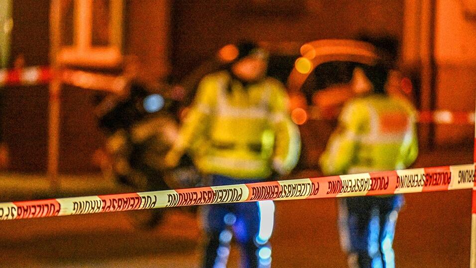 Ein Zeuge findet einen schwer verletzten Mann in Stuttgart - danach läuft ein Großeinsatz. Ein Zeuge findet einen schwer verletzten Mann in Stuttgart - danach läuft ein Großeinsatz.