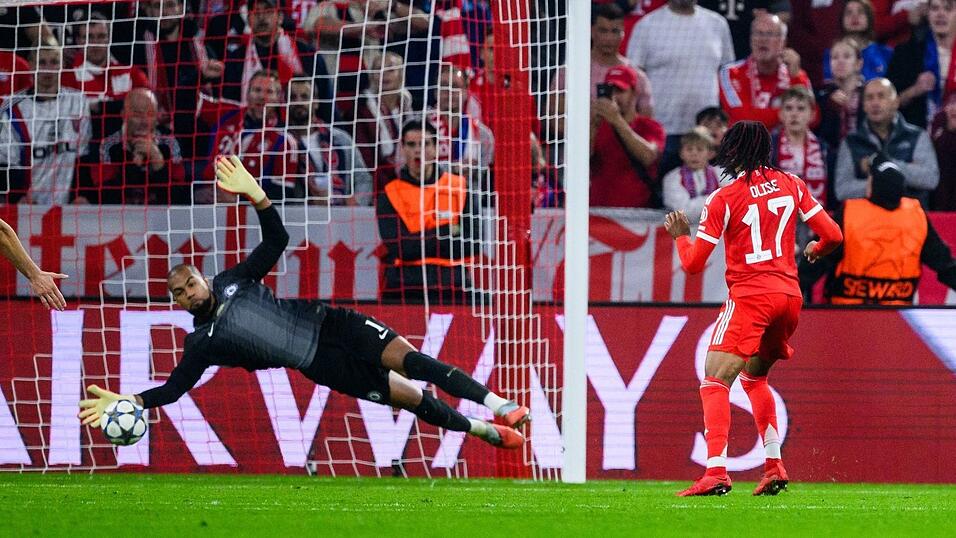 Michael Olise (r) scheitert an Torwart Robert Sanchez.
