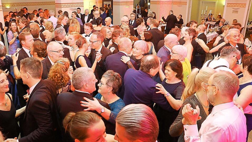 Rund 520 G&auml;ste waren in den Bernlochner gekommen, auf der Tanzfl&auml;che wurde es zwischenzeitlich ziemlich eng.