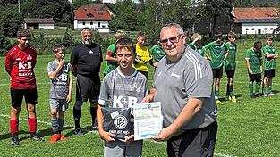 Kreisvorsitzender Werner Mages gratuliert Paul Altmann und überreicht dem U13-Spieler die Fair-Play-Urkunde. Kreisvorsitzender Werner Mages gratuliert Paul Altmann und überreicht dem U13-Spieler die Fair-Play-Urkunde.