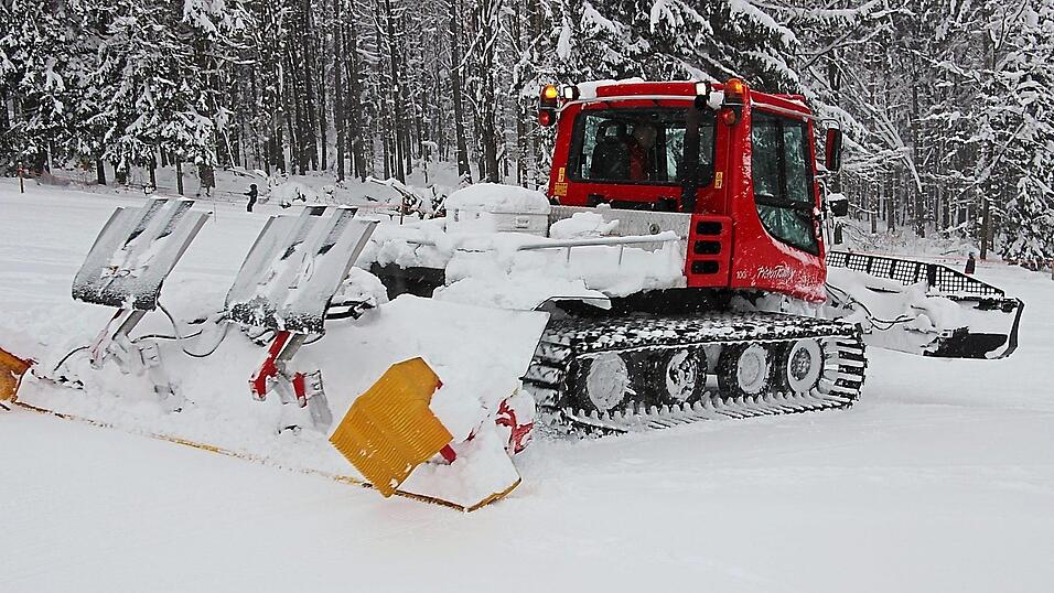 Die kleine Pistenraupe vom Voithenberg ziehen 170 Pferdest&auml;rken aus einem Dieselmotor Richtung Bergstation.