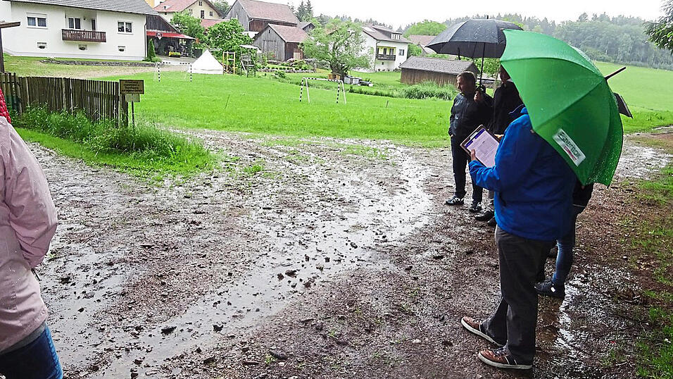 In Woppmannszell soll k&uuml;nftig ein Graben die Abschwemmungen auf ein Privatgrundst&uuml;ck verhindern.