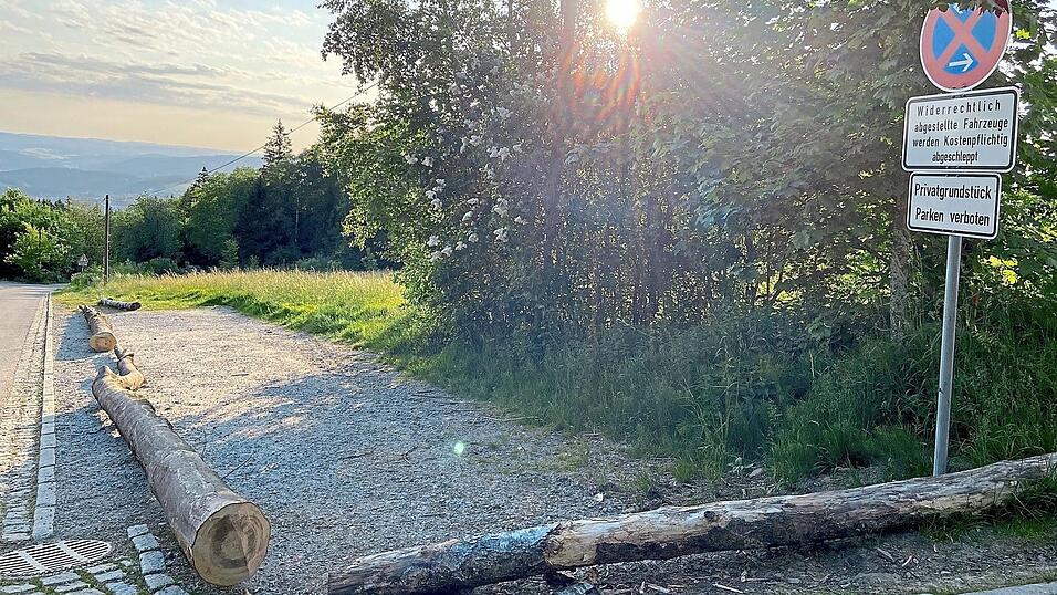 Bis vor Kurzem parkten an dieser Seite des Reitenberger Weges Autos. Der Grund befindet sich jedoch in Privatbesitz, parken ist hier nicht erlaubt.