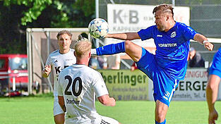Brotlose Fußball-Kunst: Bogens Michael Faber (r.) bei der 0:3-Niederlage zuletzt in Lam.