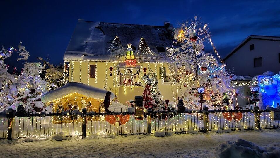Mit F&ouml;hn und Zahnb&uuml;rste befreite Uwe Wallner 2023 bis sp&auml;t in die Nacht die Figuren und Lichter seines Weihnachtshauses von Schnee.