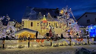 Mit Föhn und Zahnbürste befreite Uwe Wallner 2023 bis spät in die Nacht die Figuren und Lichter seines Weihnachtshauses von Schnee.