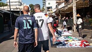 Der Verkauf gef&auml;lschter Trikots findet in Urlaubsregionen vielfach auf offener Stra&szlig;e statt.