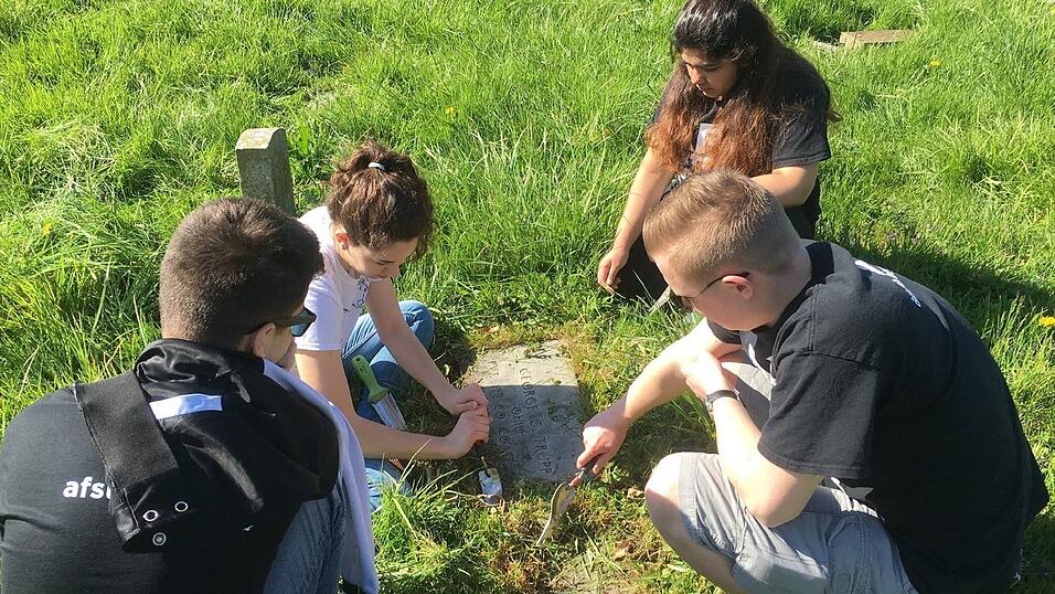 Philip hat zusammen mit seiner Reisegruppe auf einem Friedhof geholfen.