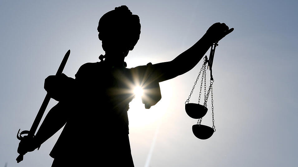 Da einem der beiden Männer der angeklagte Fußtritt in Richtung des am Boden liegenden Opfers nicht zweifelsfrei nachgewiesen werden konnte, blieb dem Richter nichts anderes übrig, als den 22-Jährigen freizusprechen. Da einem der beiden Männer der angeklagte Fußtritt in Richtung des am Boden liegenden Opfers nicht zweifelsfrei nachgewiesen werden konnte, blieb dem Richter nichts anderes übrig, als den 22-Jährigen freizusprechen.