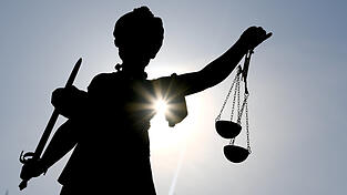 Da einem der beiden Männer der angeklagte Fußtritt in Richtung des am Boden liegenden Opfers nicht zweifelsfrei nachgewiesen werden konnte, blieb dem Richter nichts anderes übrig, als den 22-Jährigen freizusprechen.