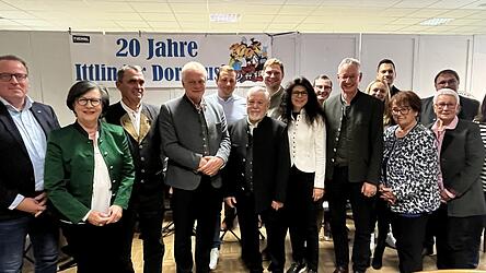 Der CSU Ortsverband Ittling mit Ehreng&auml;sten und Bundesminister Alois Rainer (4.v.l.) sowie Ortsvorsitzender Michele Flor (8.v.l.) und Oberb&uuml;rgermeister Markus Pannermayr (10.v.l.).