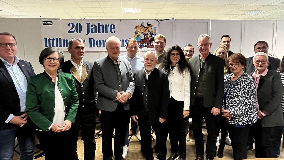 Der CSU Ortsverband Ittling mit Ehrengästen und Bundesminister Alois Rainer (4.v.l.) sowie Ortsvorsitzender Michele Flor (8.v.l.) und Oberbürgermeister Markus Pannermayr (10.v.l.). Der CSU Ortsverband Ittling mit Ehrengästen und Bundesminister Alois Rainer (4.v.l.) sowie Ortsvorsitzender Michele Flor (8.v.l.) und Oberbürgermeister Markus Pannermayr (10.v.l.).