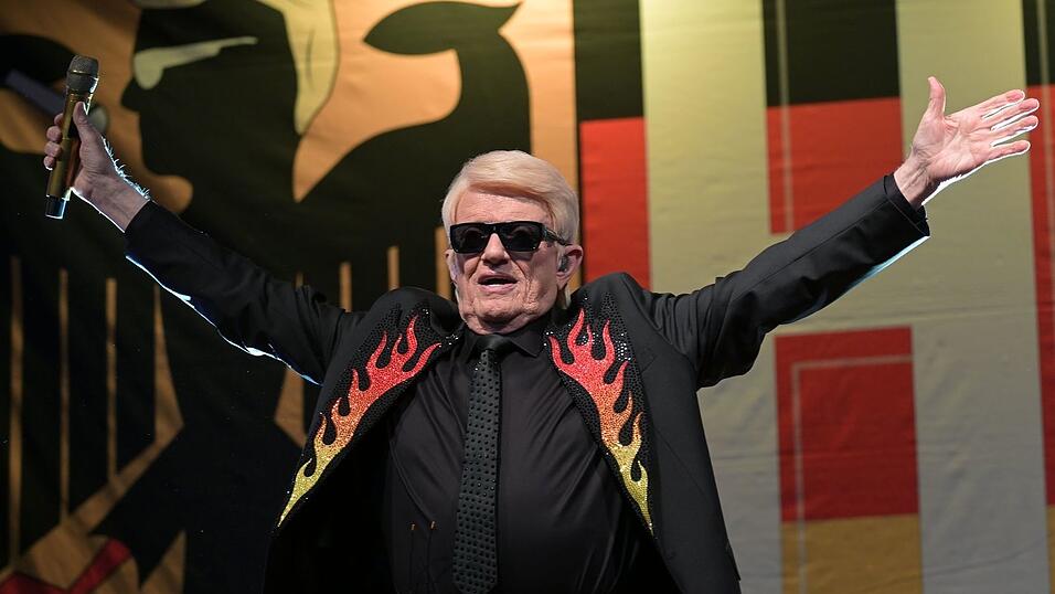 Viel Schwarz-Rot-Gold ist zu sehen, wenn Heino auf der B&uuml;hne singt.