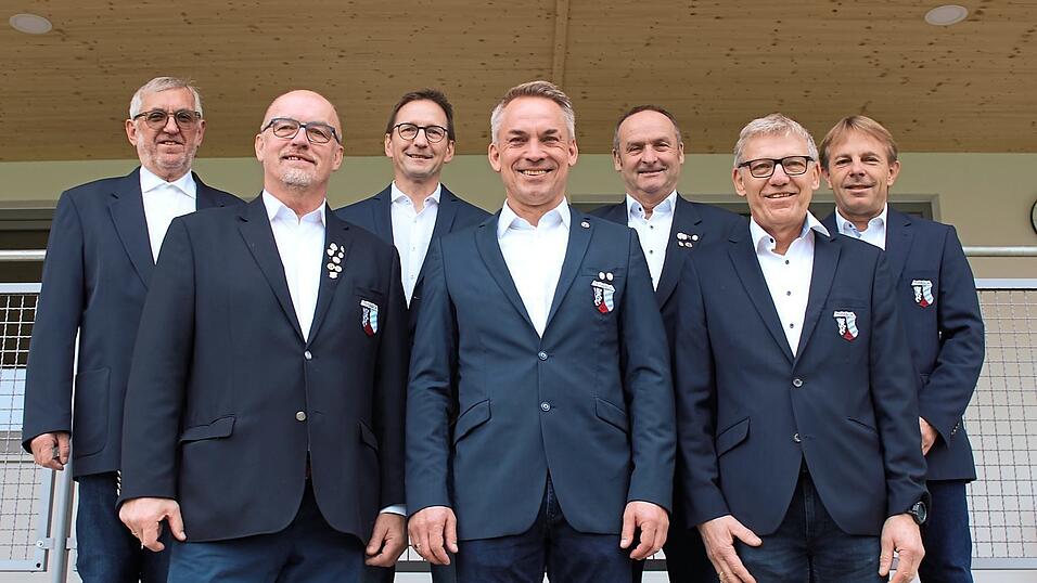 Das Planungsteam des FC Teisbach e. V. hat - wie die zahllosen freiwilligen Helfer am Bau auch - in den letzten Jahren unzählige Stunden in das Großprojekt am Teisbacher Erlenweg investiert. Auf dem Bild: Günther Wenner, Ehrenvorsitzender Franz Harlander, Jochen Schreiner, Erster Vorsitzender Stefan Meier, Siegfried Heber, Zweiter Vorsitzender Adam Zahn und Christian Attenberger (von links nach rechts). Das Planungsteam des FC Teisbach e. V. hat - wie die zahllosen freiwilligen Helfer am Bau auch - in den letzten Jahren unzählige Stunden in das Großprojekt am Teisbacher Erlenweg investiert. Auf dem Bild: Günther Wenner, Ehrenvorsitzender Franz Harlander, Jochen Schreiner, Erster Vorsitzender Stefan Meier, Siegfried Heber, Zweiter Vorsitzender Adam Zahn und Christian Attenberger (von links nach rechts).