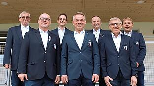 Das Planungsteam des FC Teisbach e. V. hat - wie die zahllosen freiwilligen Helfer am Bau auch - in den letzten Jahren unzählige Stunden in das Großprojekt am Teisbacher Erlenweg investiert. Auf dem Bild: Günther Wenner, Ehrenvorsitzender Franz Harlander, Jochen Schreiner, Erster Vorsitzender Stefan Meier, Siegfried Heber, Zweiter Vorsitzender Adam Zahn und Christian Attenberger (von links nach rechts).