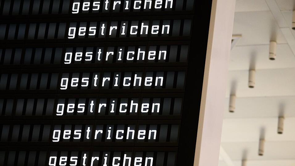 Zahlreiche Flüge wurden gestrichen. Zahlreiche Flüge wurden gestrichen.