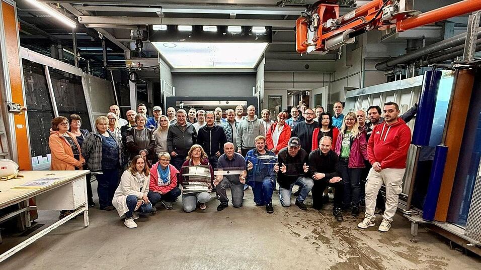 Die Mitarbeiter der letzten Stunde, nachdem die Maschinen abgeschaltet wurden. Die Mitarbeiter der letzten Stunde, nachdem die Maschinen abgeschaltet wurden.