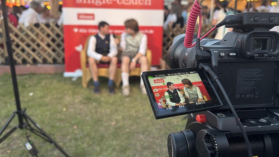 Die Single-Couch war auch heuer wieder eine beliebte Aktion auf dem Gäubodenvolksfest. Die Single-Couch war auch heuer wieder eine beliebte Aktion auf dem Gäubodenvolksfest.