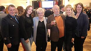 Verdienstmedaillentr&auml;ger und Heimatkundler Peter Reidl umringt von seiner Familie (von links): Sohn Tobias, Enkelin Simone, Gattin Helga, Enkelin Cornelia und Schwiegertochter Barbara.