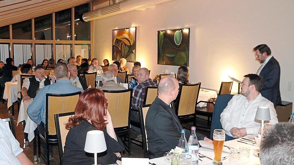 Die Festg&auml;ste zur B&uuml;rgerehrung im Wintergarten des Landgasthofs &bdquo;Zur Post&ldquo;.