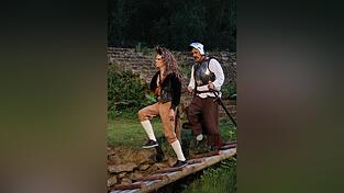 Don Quijote (Joachim Roiger) mit seinem Pferd „Rosinante“ (Paul Werner) Don Quijote (Joachim Roiger) mit seinem Pferd „Rosinante“ (Paul Werner)