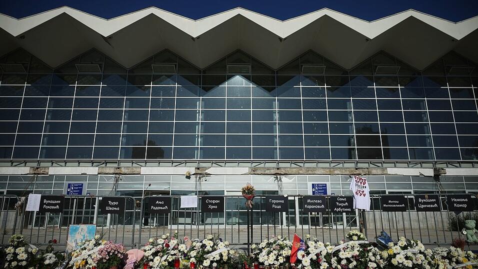 Vor dem Bahnhof, wo sich die Tragödie ereignete, legten Bürger und Studierende Kränze und Blumen für die 16 Opfer nieder. Vor dem Bahnhof, wo sich die Tragödie ereignete, legten Bürger und Studierende Kränze und Blumen für die 16 Opfer nieder.