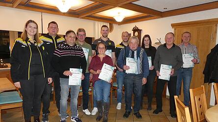 Die geehrten Mitglieder des FC Zandt, mit im Bild 1. Vorsitzender Bernhard Heigl (hinten 2.v.l.)