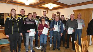 Die geehrten Mitglieder des FC Zandt, mit im Bild 1. Vorsitzender Bernhard Heigl (hinten 2.v.l.)