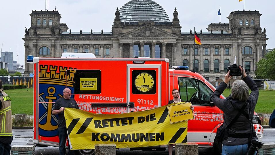 Oberbürgermeister und Kämmerer fuhren in einer Fahrzeugkolonne aus Feuerwehrautos und Rettungswagen nach Berlin. Oberbürgermeister und Kämmerer fuhren in einer Fahrzeugkolonne aus Feuerwehrautos und Rettungswagen nach Berlin.