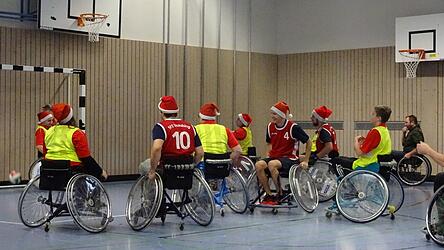 Spannung pur beim Endspiel - die Ostbayern st&uuml;rmen das Schwarzacher Tor, Schiedsrichter Franz Handwerker (rechts hinten).