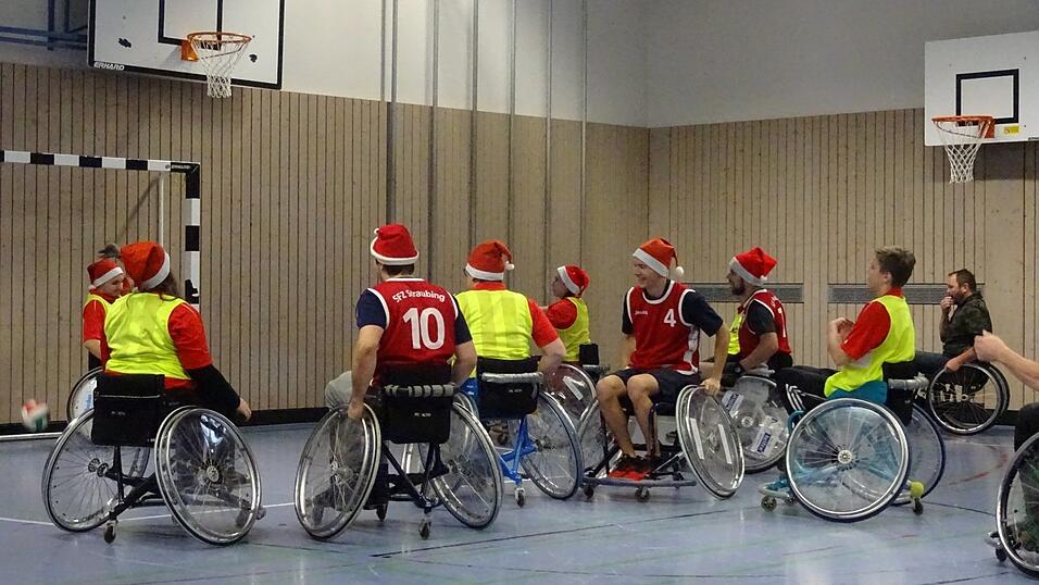 Spannung pur beim Endspiel - die Ostbayern st&uuml;rmen das Schwarzacher Tor, Schiedsrichter Franz Handwerker (rechts hinten).