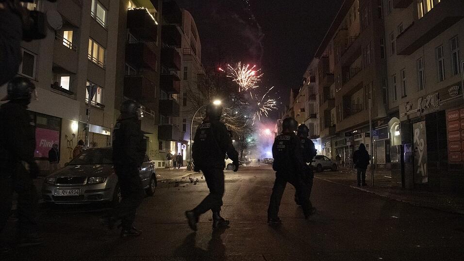Trotz etlicher Zwischenf&auml;lle hat Berlin dieses Jahr friedlicher Silvester gefeiert als im Vorjahr. Von einer ruigen Neujahrsnacht f&uuml;r Polizisten, Feuerwehrleute und Sanit&auml;ter in Berlin kann aber keine Rede sein.