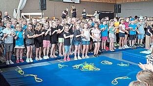 Musikalisch begrüßten alle Schulkinder die vielen Gäste. Musikalisch begrüßten alle Schulkinder die vielen Gäste.