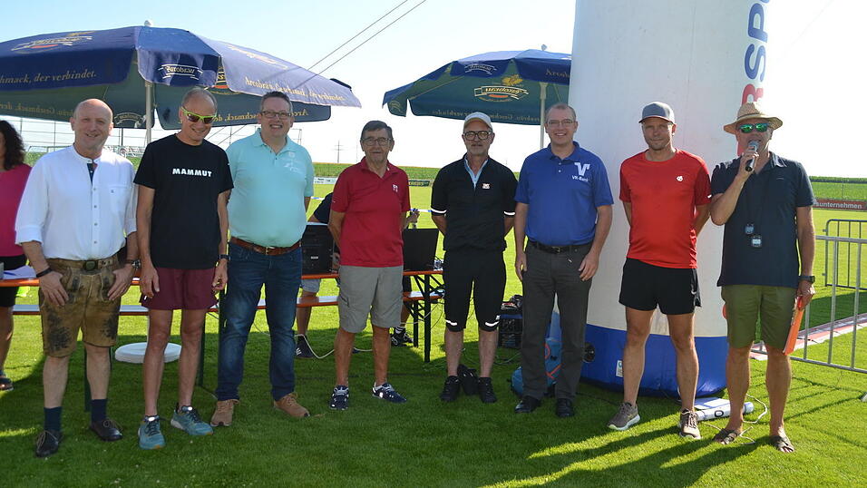 Organisator Stephan Mayer eröffnete um 9 Uhr den „ Hoalfinger Sommerlauf“. Organisator Stephan Mayer eröffnete um 9 Uhr den „ Hoalfinger Sommerlauf“.
