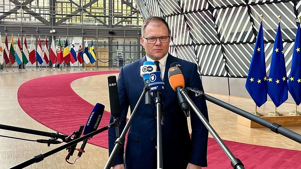 Bundesumweltminister Carsten Schneider (SPD) wirbt für das Ziel, die Emissionen in den nächsten 15 Jahren um 90 Prozent im Vergleich zu 1990 zu senken. Bundesumweltminister Carsten Schneider (SPD) wirbt für das Ziel, die Emissionen in den nächsten 15 Jahren um 90 Prozent im Vergleich zu 1990 zu senken.