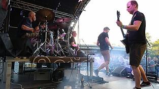 Viel Headbanging gab’s am Samstag mit der Metal-Band Hokum. Viel Headbanging gab’s am Samstag mit der Metal-Band Hokum.
