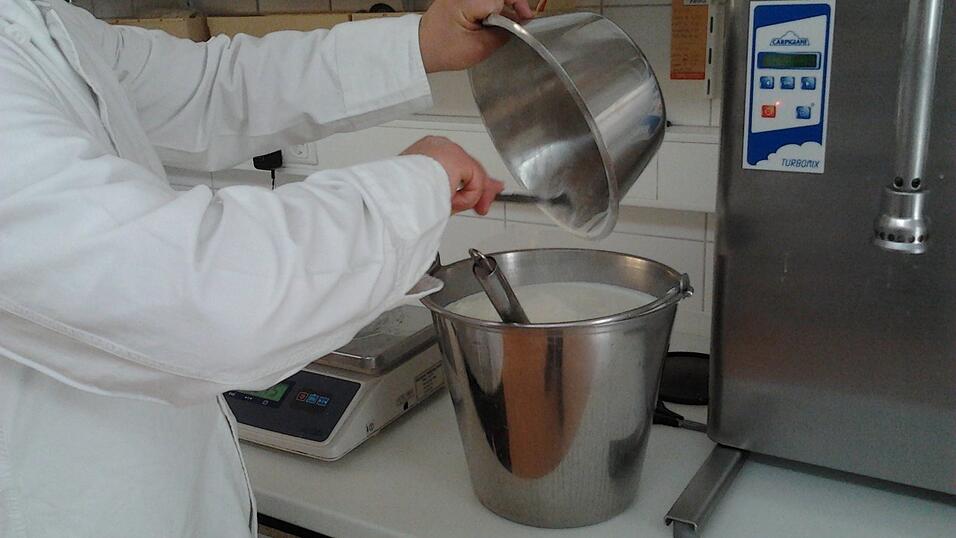 Freistunde durfte in das Eislabor der Familie Santoro. Was genau alles Angelo in die verschiedenen Eissorten hineinmischt, bleibt ein Geheimnis. Am Ende schmecken sie aber alle super. Freistunde durfte in das Eislabor der Familie Santoro. Was genau alles Angelo in die verschiedenen Eissorten hineinmischt, bleibt ein Geheimnis. Am Ende schmecken sie aber alle super.