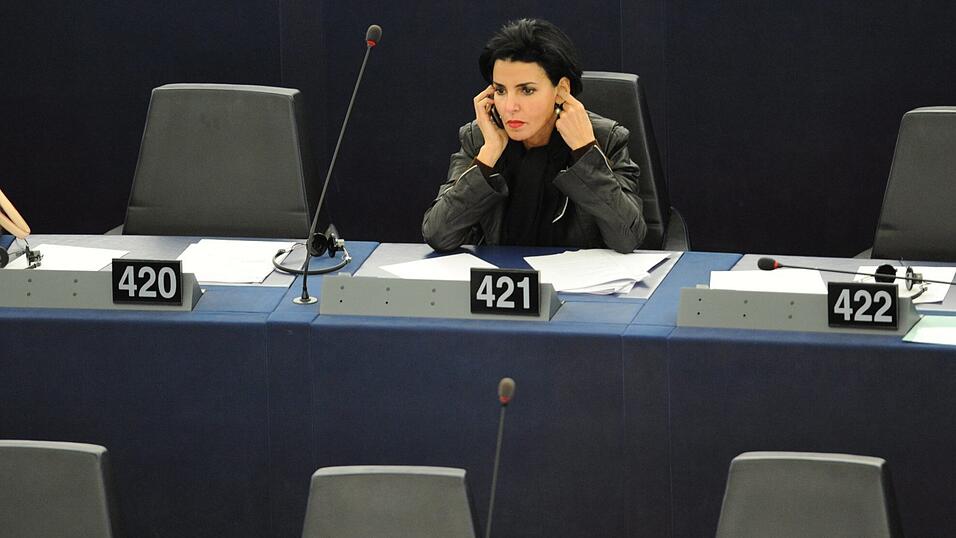 Rachida Dati ist zurück: Frankreichs Präsident Emmanuel Macron berief die streitbare Konservative (hier im Europäischen Parlament auf einer Aufnahme aus dem Jahr 2012) und ehemalige Justizministerin wieder für sein neuformiertes Kabinett. Rachida Dati ist zurück: Frankreichs Präsident Emmanuel Macron berief die streitbare Konservative (hier im Europäischen Parlament auf einer Aufnahme aus dem Jahr 2012) und ehemalige Justizministerin wieder für sein neuformiertes Kabinett.