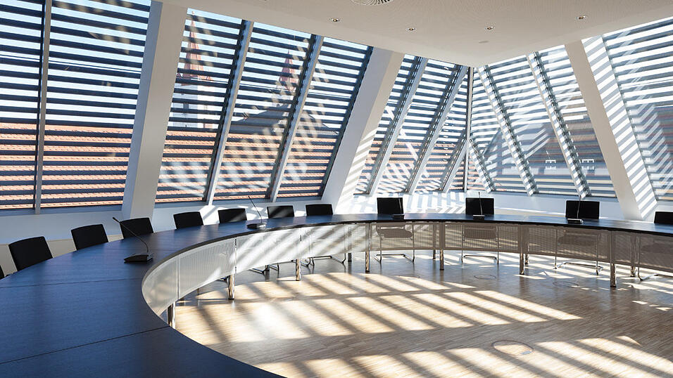 Am runden Ratstisch im Feyerabendhaus werden auch in der n&auml;chsten Amtsperiode nicht mehr als 24 Stadtr&auml;te Platz nehmen.