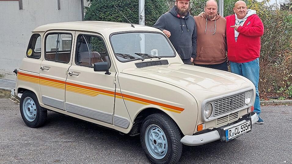 Benjamin und Uwe Amann (von links) von der Fachwerkstatt „Smart-Repair“ haben den Renault R4 - Baujahr 1978 - repariert. Arno Birkenfelder will das Auto wieder auf Regensburgs Straßen bringen. Benjamin und Uwe Amann (von links) von der Fachwerkstatt „Smart-Repair“ haben den Renault R4 - Baujahr 1978 - repariert. Arno Birkenfelder will das Auto wieder auf Regensburgs Straßen bringen.
